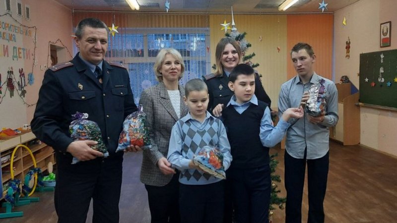 Сотрудники Зельвенского РОВД приняли участие в благотворительной акции Наши дети